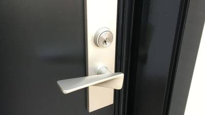 補修後の玄関ドアノブと鍵穴のアップ