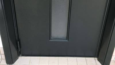 再塗装で綺麗になった玄関ドアの下部