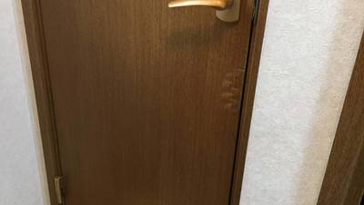 室内ドアの傷の補修前