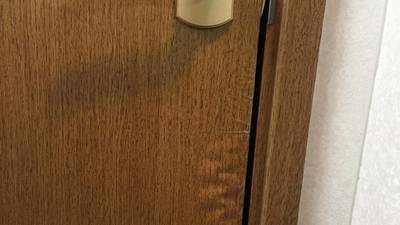 ドアの擦り傷のアップ写真