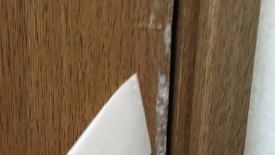 パテでドアの傷を埋める作業