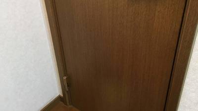 綺麗に補修されたドアの傷