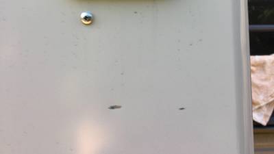 給湯器の前面パネルについた小さな凹み傷