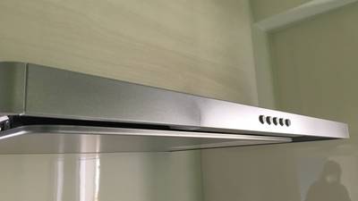 補修前のレンジフードです。塗装が剥がれています。