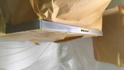 塗装中の様子です。しっかり養生します。