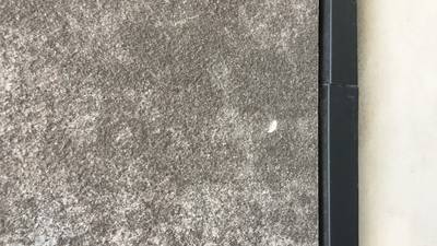 外壁タイルの白い欠け傷（補修前）