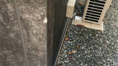 外壁パネルの角が欠けている補修前の状態