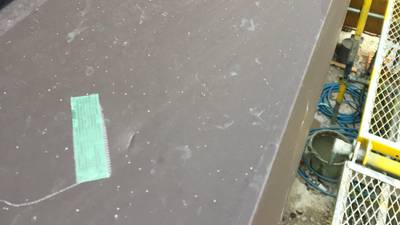 溶接スパッタ跡がついた笠木の補修前