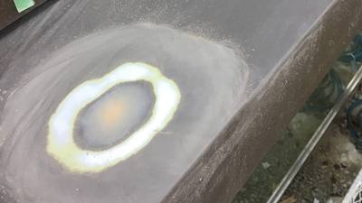 スパッタ跡をサンディング中の笠木