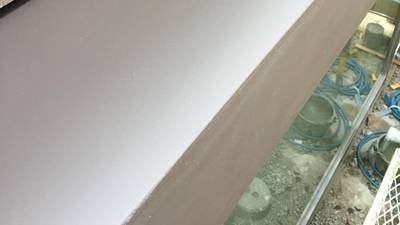 塗装補修が完了した笠木