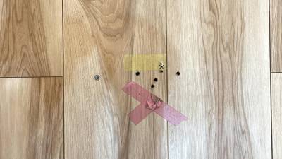 フローリングに開いた複数のビス穴（補修前）