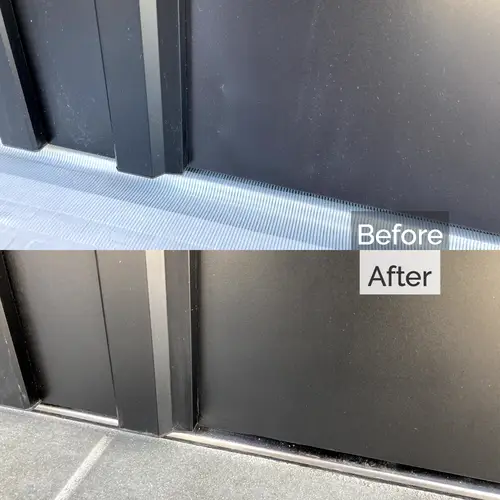 玄関ドア下部の擦り傷塗装補修