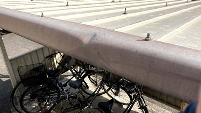 駐輪場笠木の大きな凹み（補修前）