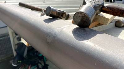 ハンマーによる凹みの叩き出し作業