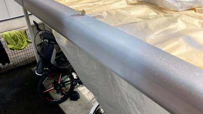 養生と下地塗装中の笠木