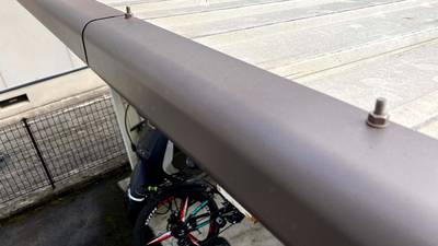 板金塗装で綺麗になった笠木（補修後）