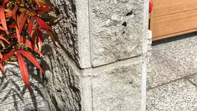 補修によりサビ汚れがなくなり、元の石材調の風合いが蘇った化粧ブロック塀