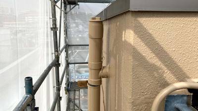 外壁塗装用の足場から撮影した、割れた雨樋の全体像