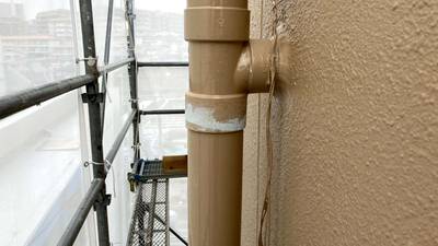 割れた部分に白いパテを充填し、隙間を埋めた状態