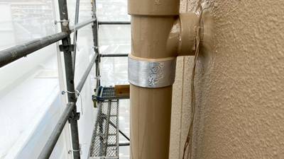 パテの上から銀色のアルミテープを巻き付け、継ぎ手を補強・成形した様子