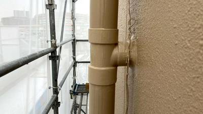 ベージュ色に塗装され、割れ目が全く分からなくなった雨樋