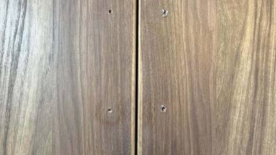 補修前のクローゼット扉に残ったビス穴