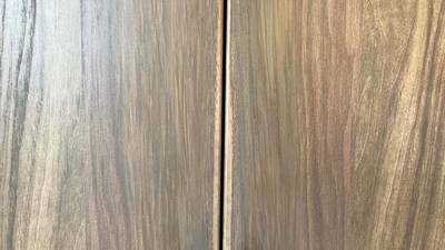 ビス穴が綺麗に補修されたクローゼット扉