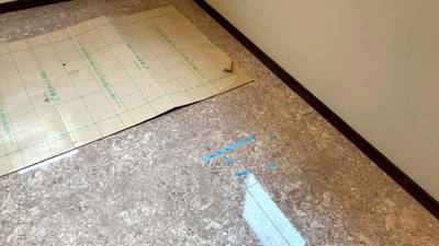 補修前の傷ついた鏡面フローリング