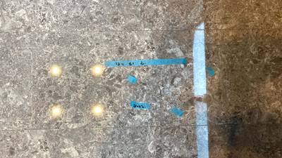 テープで印を付けた傷のアップ