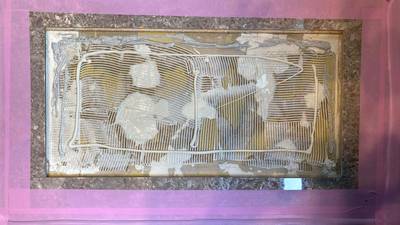 鏡面フローリングを剥がし接着剤を塗布