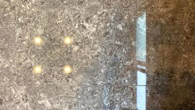 貼り替えが完了した鏡面フローリング