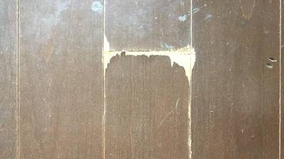 フローリング表面の広範囲な剥がれ（補修前）