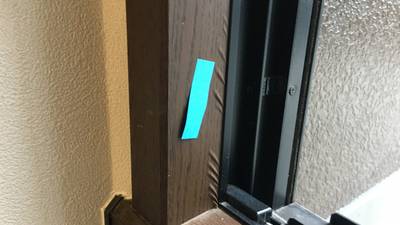 窓枠のシートの浮きが綺麗の補修された状態