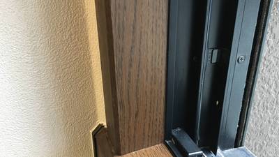 シートの浮きが綺麗に補修された窓枠