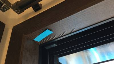 窓枠の木目シートが浮き上がりシワになっている状態