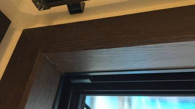 シートのシワが綺麗に補修された窓枠