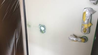 マスキング作業で周囲を保護　パテで凹みを丁寧に埋めます