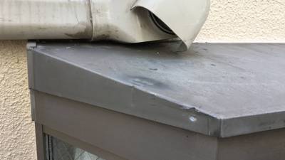 補修前の大きく凹んだ出窓の屋根