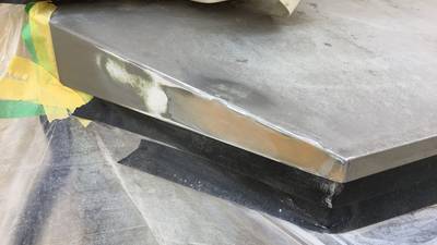 パテで成形中の出窓屋根