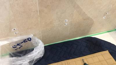 手すりを取り外した跡のビス穴が空いている浴室の壁