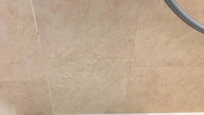 補修が完了し、どこに穴があったか分からなくなった浴室の壁