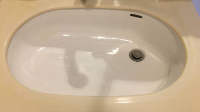 補修後の洗面ボールの排水口周りのアップ写真