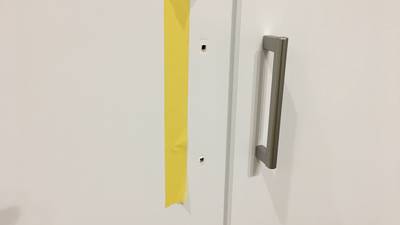 ビス穴のある収納扉（補修前）