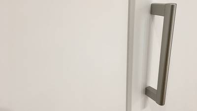 ビス穴が消えた収納扉（補修後）