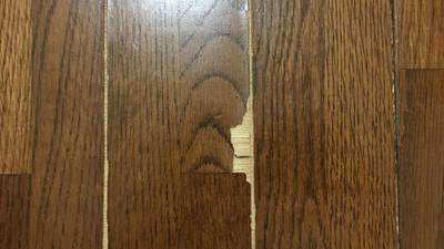 表面の突板が大きく剥がれたフローリング