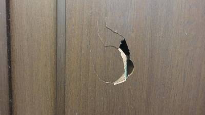 リビングドアの表面にできた大きな穴の補修前の状態