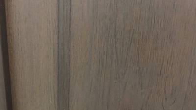 パテ埋めと木目描きで補修されたドアの補修後の状態