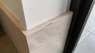 角が削れた玄関ドア枠下部の框