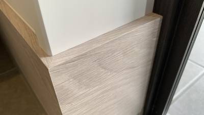 きれいに補修された玄関ドア枠下部の框