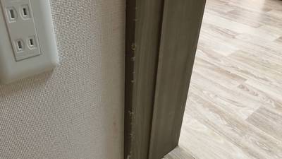 物が当たってえぐれた建具枠の補修前の写真